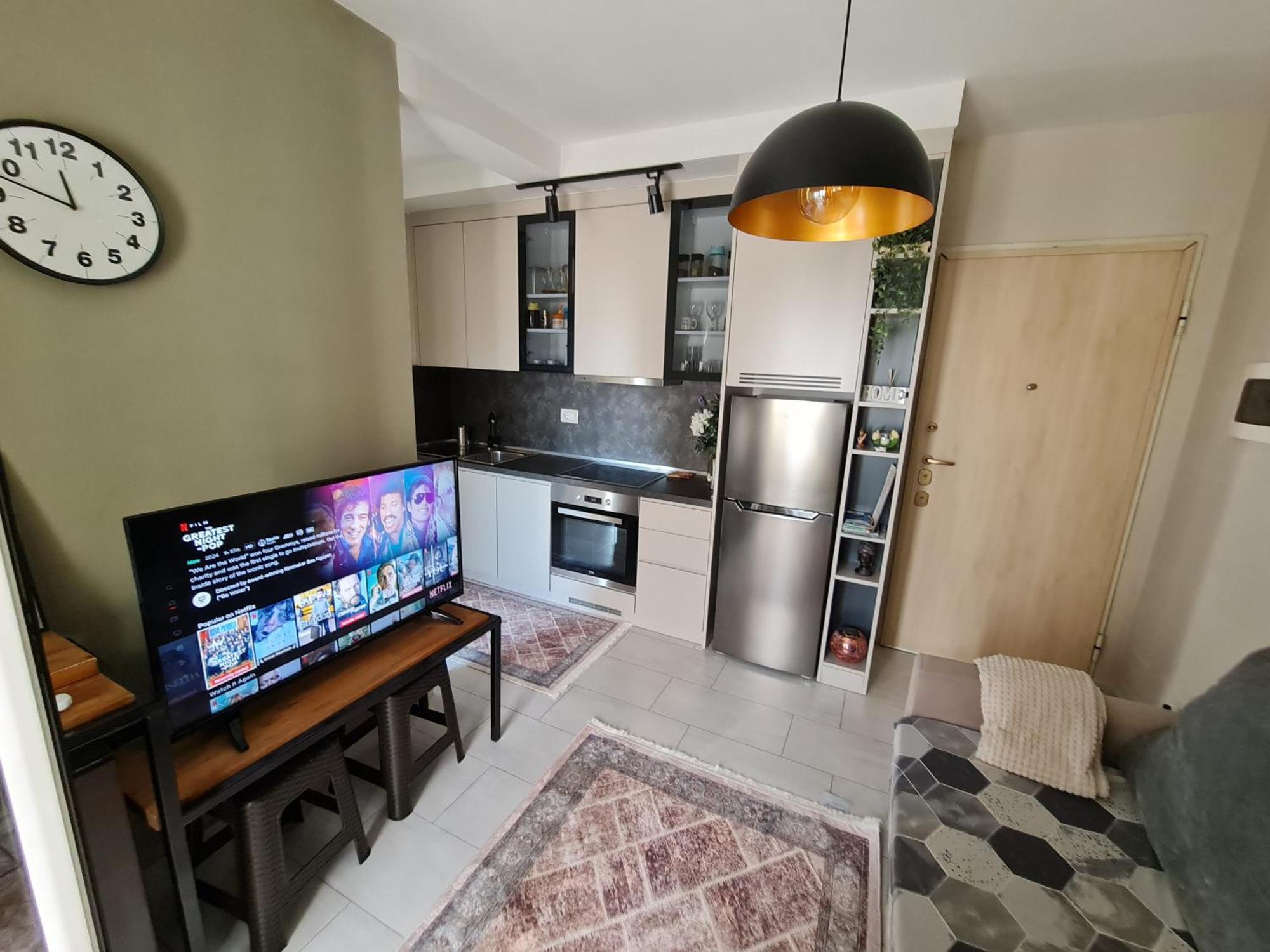 Francie's Apartment, Appartement Tirana
